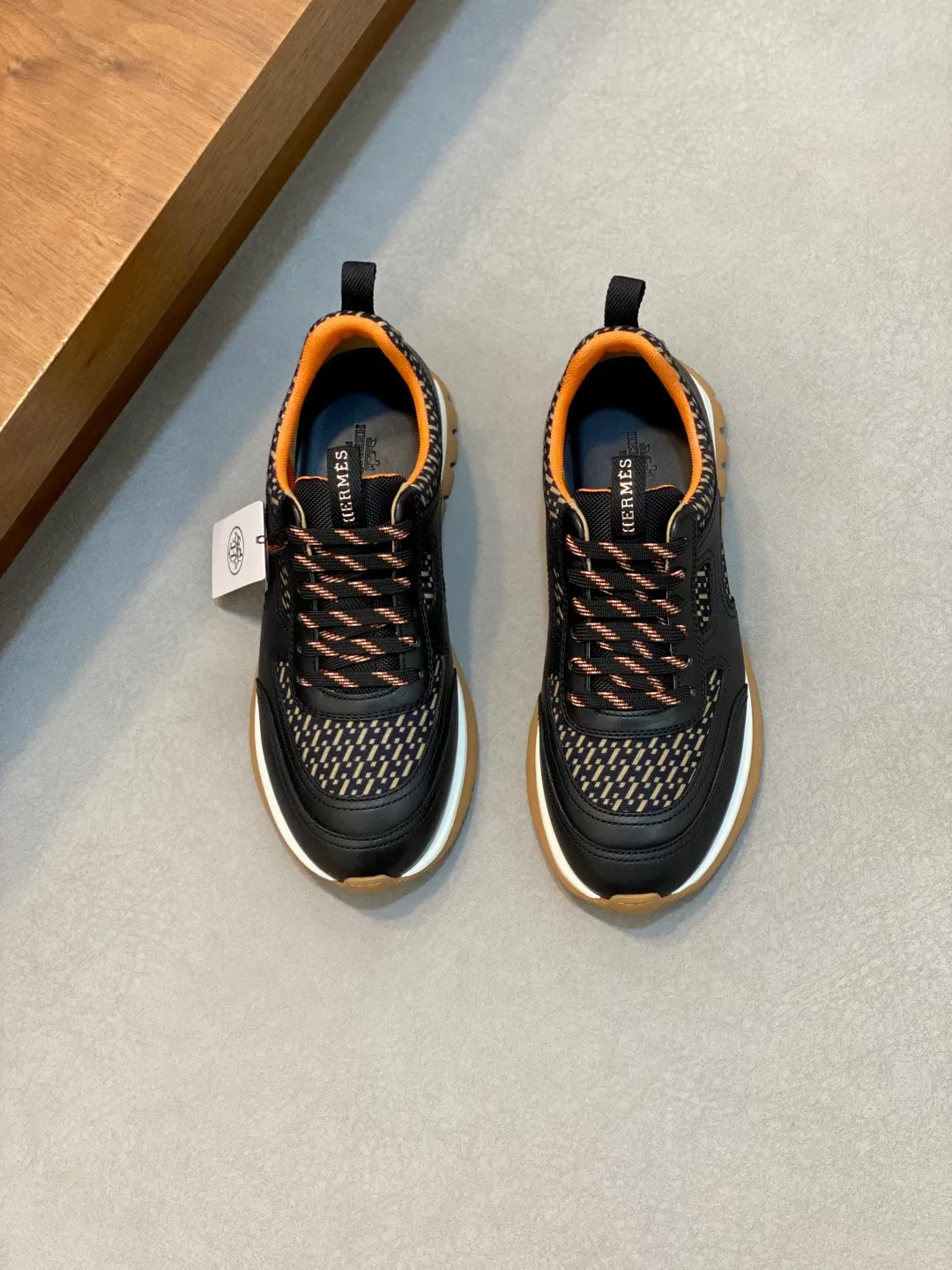 Men's shoes 💰860 Hermès/Hermès official GRAMME men's sports and running casual shoes. Made of jacquard calfskin technical fabric combination. The smooth lines of the upper highlight the sports fashion style. HERMES special jacquard webbing. The outsole is made of foam shock absorption and EVA injection bottom sheet. It is a double-layer hand-made combination. The whole shoe is very comfortable, light and extremely stable after being put on. Casual and simple style. Men's shoes 39 40 41 42 43 44